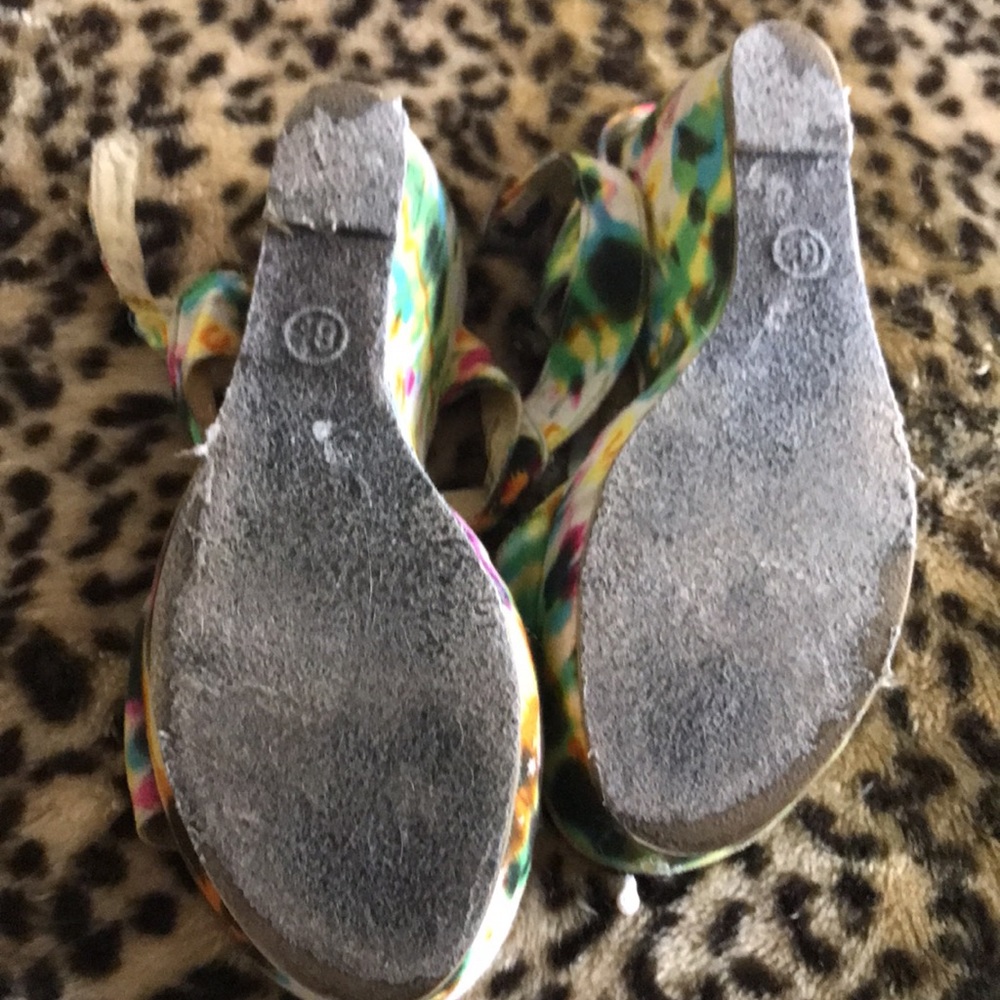 Super Cute Tie-Dye Wedges - Picture 8 of 12